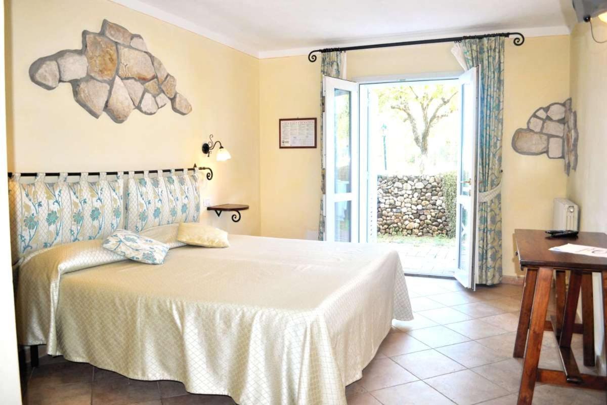 Hotel Tirrena Bike & Country Hotel ポルトフェッラーイオ エクステリア 写真