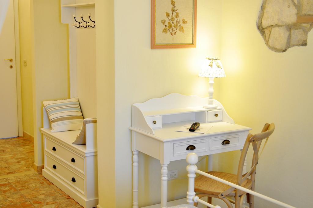 Hotel Tirrena Bike & Country Hotel ポルトフェッラーイオ エクステリア 写真