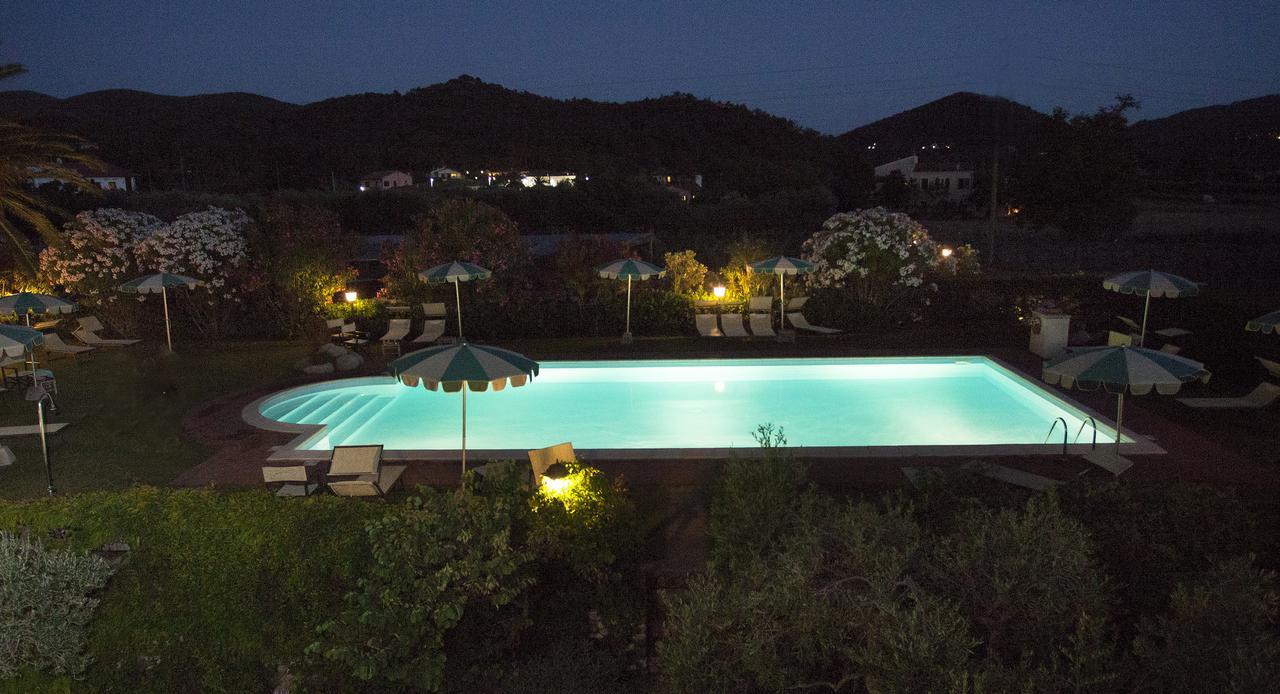 Hotel Tirrena Bike & Country Hotel ポルトフェッラーイオ エクステリア 写真