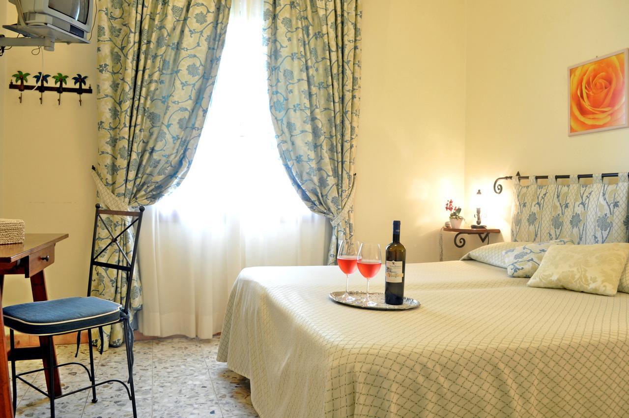 Hotel Tirrena Bike & Country Hotel ポルトフェッラーイオ エクステリア 写真