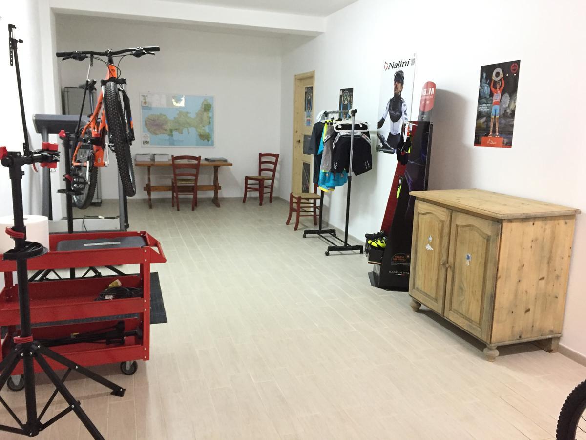 Hotel Tirrena Bike & Country Hotel ポルトフェッラーイオ エクステリア 写真